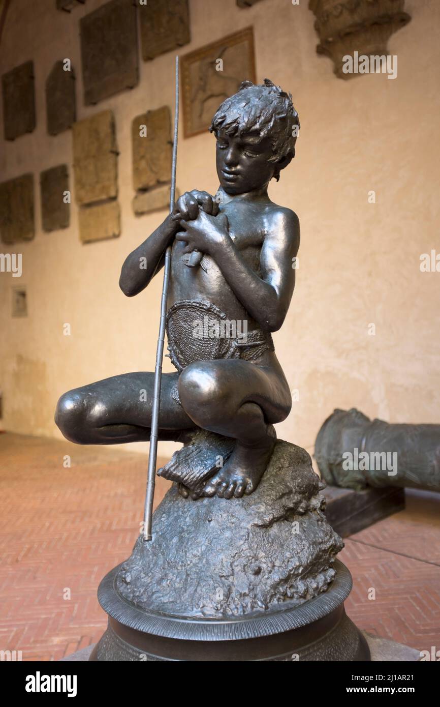 Il Pescatore di Vincenzo Gematore cortile scultura al Museo del Bargello di  Firenze Foto stock - Alamy
