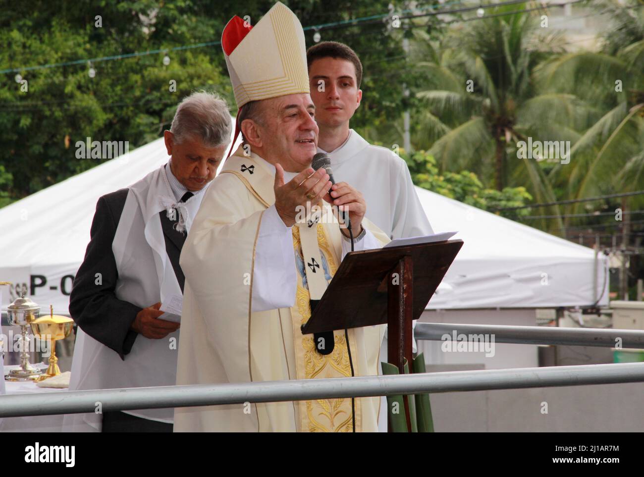 salvador, bahia, brasile - 12 dicembre 2012: Dom Murilo Krieger, Arcivescovo della città di Salvador durante la messa nella Basilica di Nossa Senhora da Co Foto Stock