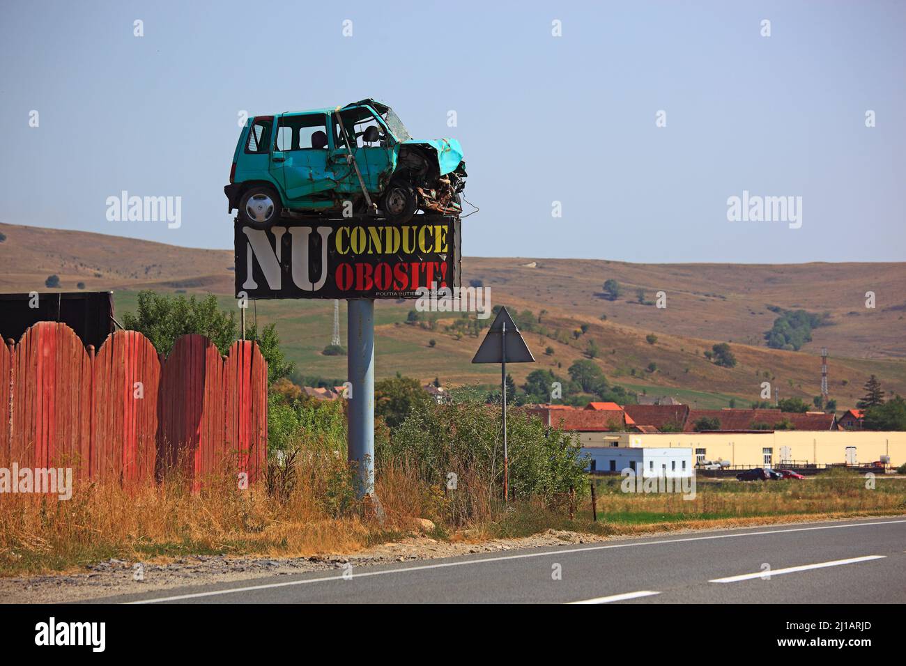 Straßenverkehr in Siebenbürgen, Rumänien, als Warnung wurde ein Unfallwagen als Verkehrsschild montiert / traffico stradale in Transilvania, Romania, AS Foto Stock