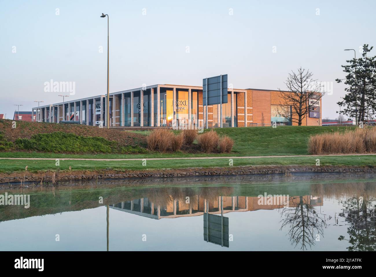 Bicester Shopping Park la mattina presto all'alba. Bicester, Oxfordshire, Inghilterra Foto Stock