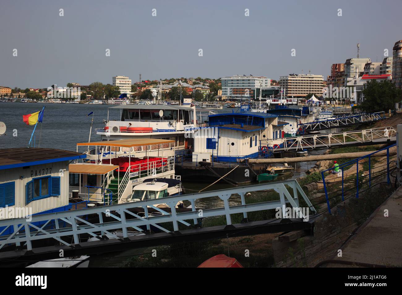 Stadt Tulcea, Dobrudscha, Rumänien, Donauhafen, Anleger der Schiffe auf der Donau / Città di Tulcea, Dobruja, Romania, porto del Danubio, molo della nave Foto Stock