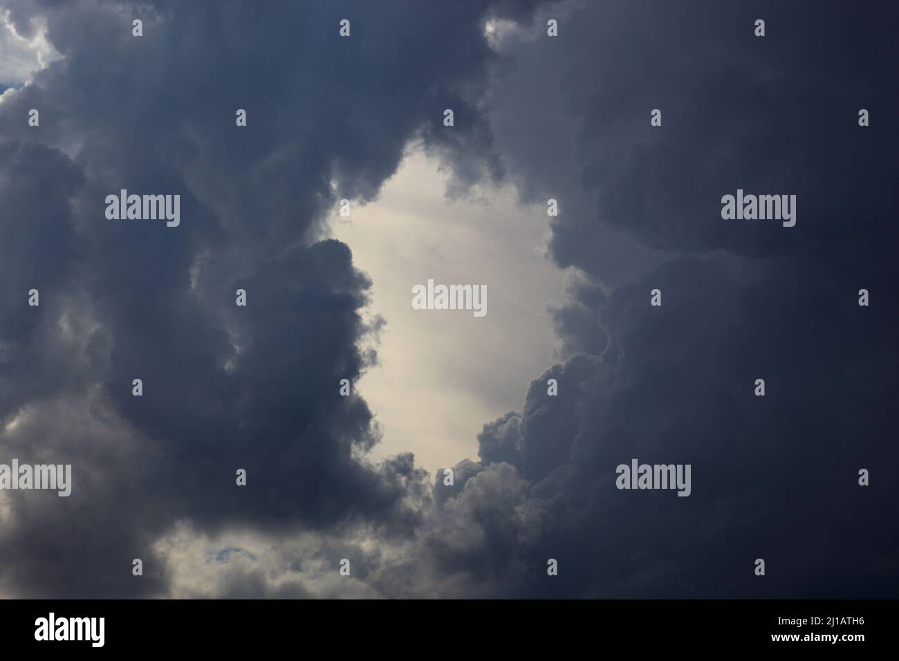 Wolkenloch, Gewitterwolken / Nuvola buca, nuvole di tempesta (Aufnahmedatum kann abweichen) Foto Stock