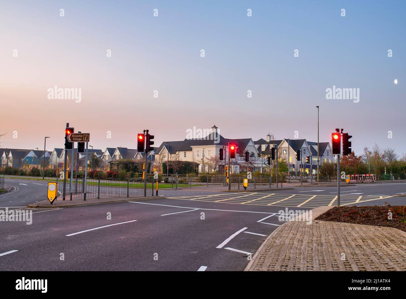 Centro commerciale outlet Bicester Village la mattina presto, appena prima dell'alba. Bicester, Oxfordshire, Inghilterra Foto Stock