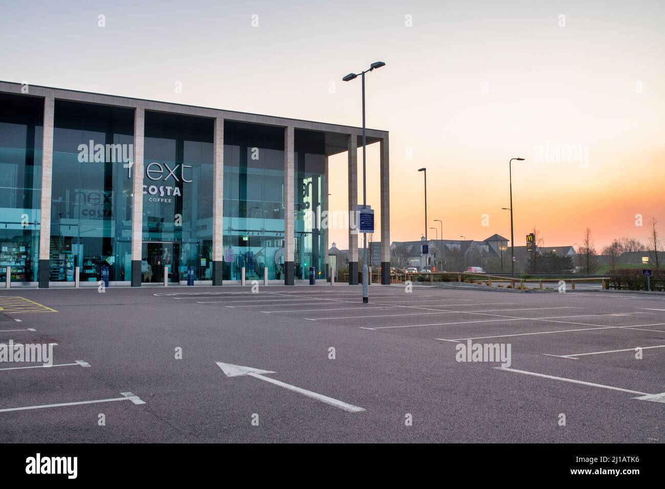 Bicester Shopping Park la mattina presto, poco prima dell'alba. Bicester, Oxfordshire, Inghilterra Foto Stock