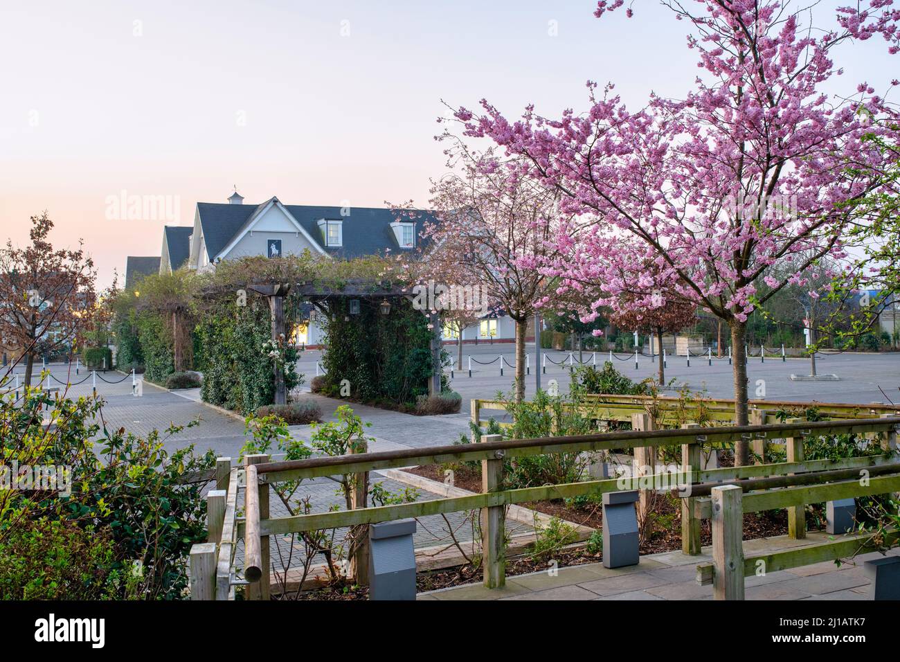 Bicester Village, centro commerciale, mattina presto, centro commerciale outlet, Oxfordshire, Bicester, poco prima dell'alba, negozi, centro commerciale Bicester Village Outlet Foto Stock