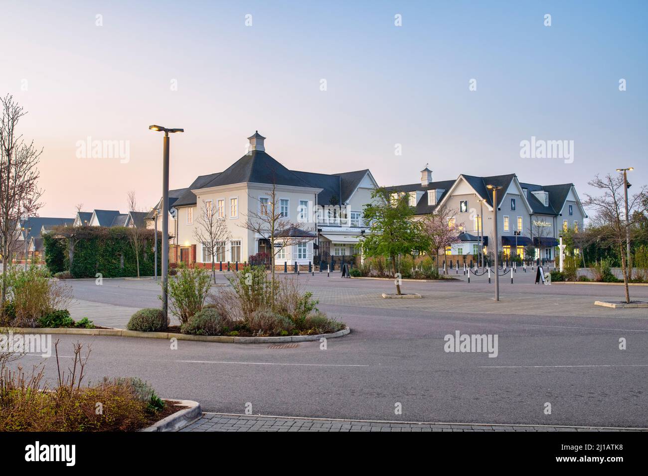 Centro commerciale outlet Bicester Village la mattina presto, appena prima dell'alba. Bicester, Oxfordshire, Inghilterra Foto Stock