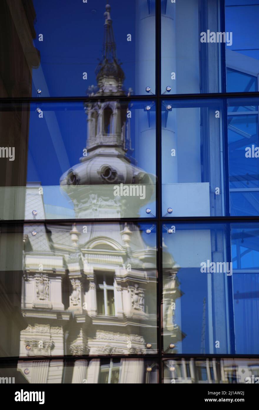 historiisches Stadthaus spiegelt sich in Glasfassade eines modernen Bürogebäudes, Bukarest, Rumänien / storica casa cittadina riflessa in vetro facciata o Foto Stock