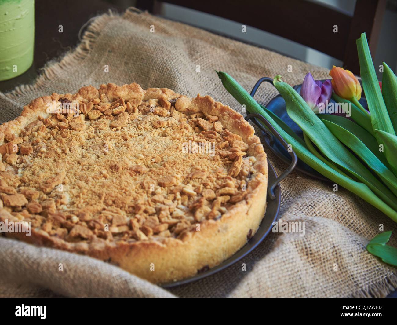 Torta deliziosa fatta in casa con biscotti sbriciolati e tulipani delicati sul tavolo. Sfondo alimentare. Foto Stock