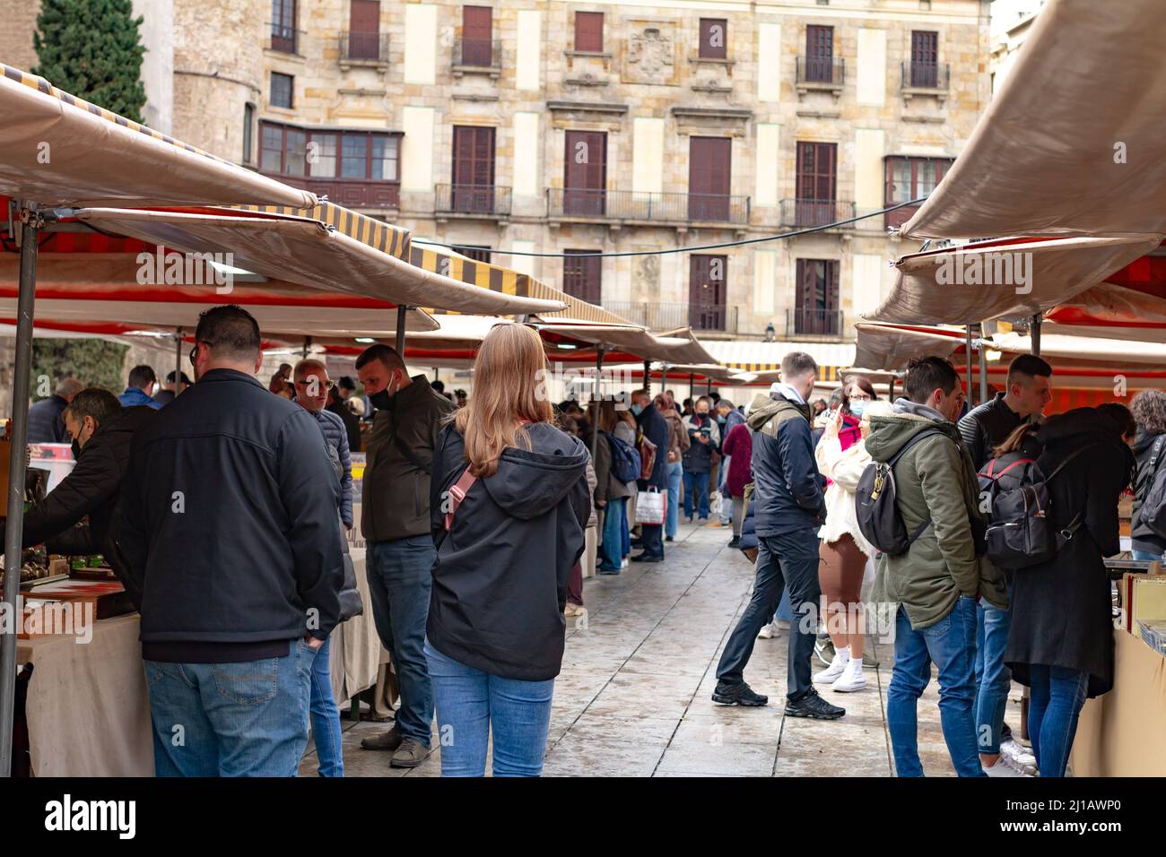 Barcellona, Spagna - 10 marzo 2022: Persone che acquistano al mercato di strada nel quartiere Gotico di Barcellona (Spagna). Foto Stock
