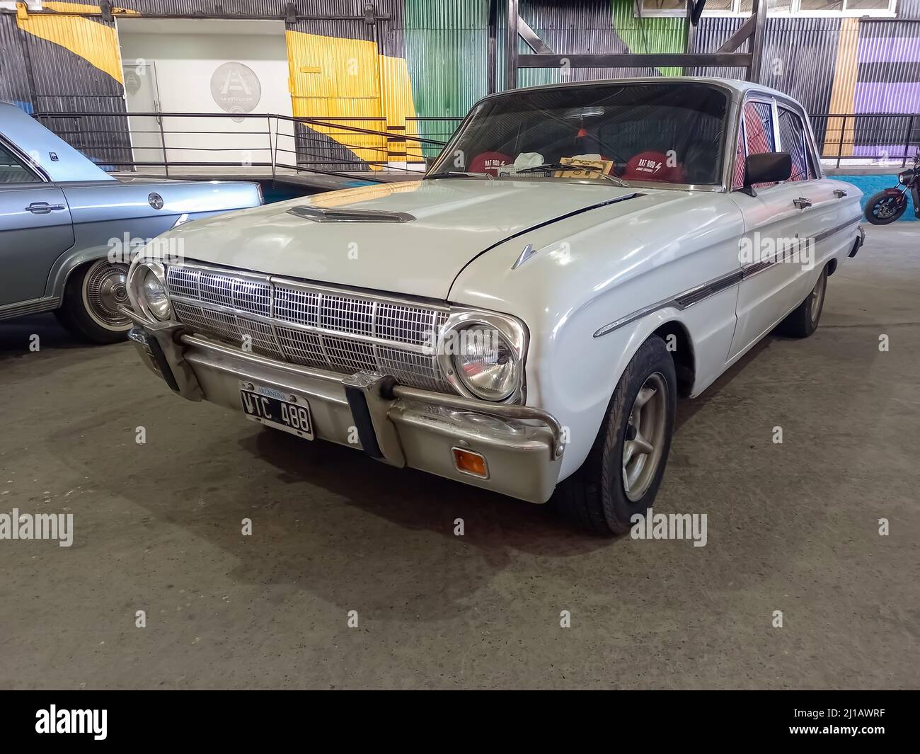 Buenos Aires, Argentina - Nov 7, 2021 - White Ford Falcon Sedan family car 1966-1969 parcheggiata in un magazzino. Mostra di auto classiche. CopySpace. Foto Stock