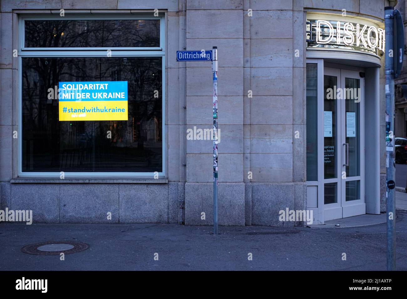 Una discoteca a Lipsia ha un segno che dice "solidarietà con l'Ucraina” in colori nazionali ucraini bloccati nella finestra. Foto Stock