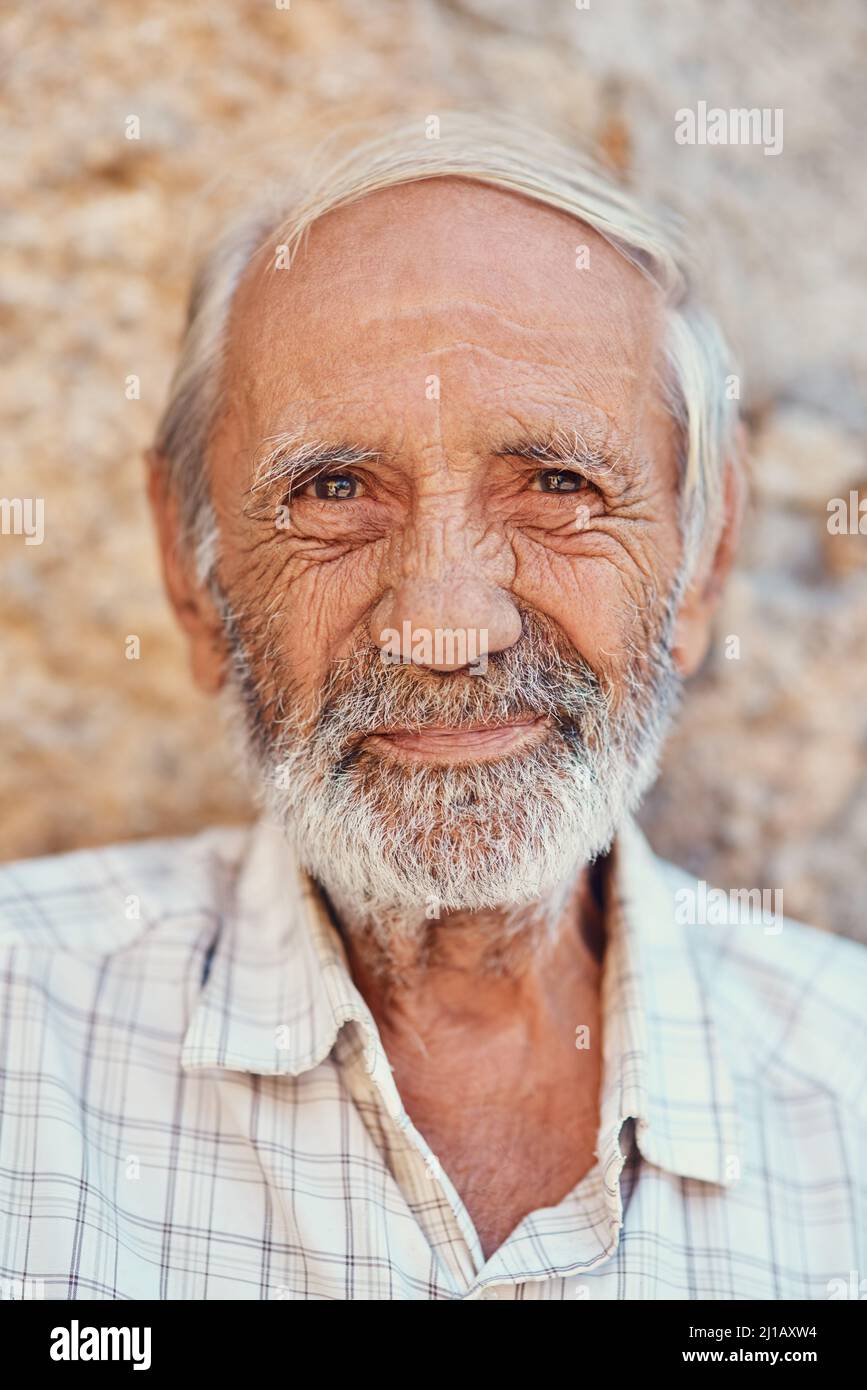 La vita mi sorride, quindi continuo a sorridere. Ritratto di un uomo anziano sicuro all'aperto. Foto Stock