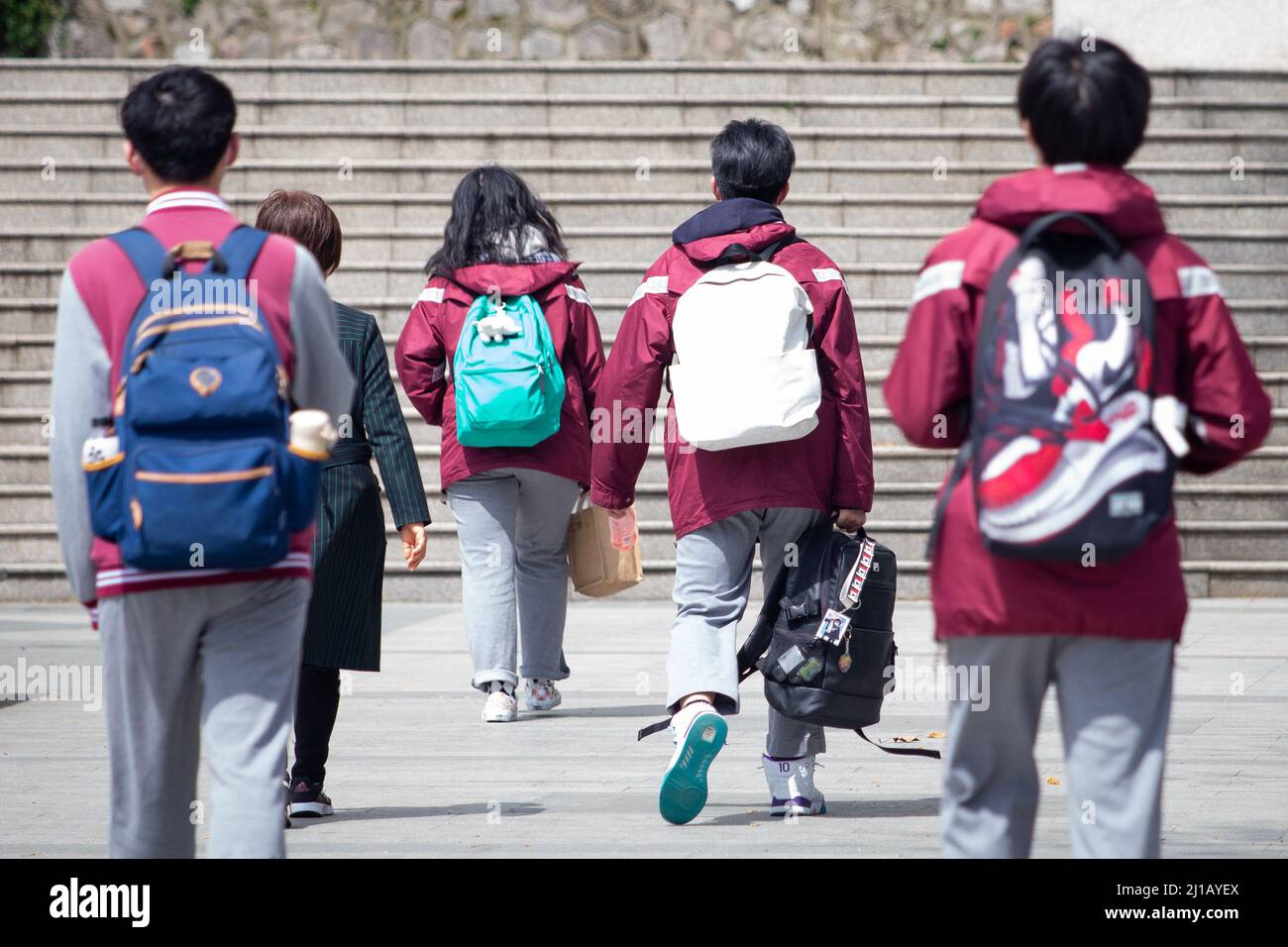 NANJING, CINA - 24 MARZO 2022 - gli studenti dei tre anziani tornano a scuola alla High School di Nanjing Tianjiabing a Nanjing, Jiangsu della Cina orientale Foto Stock