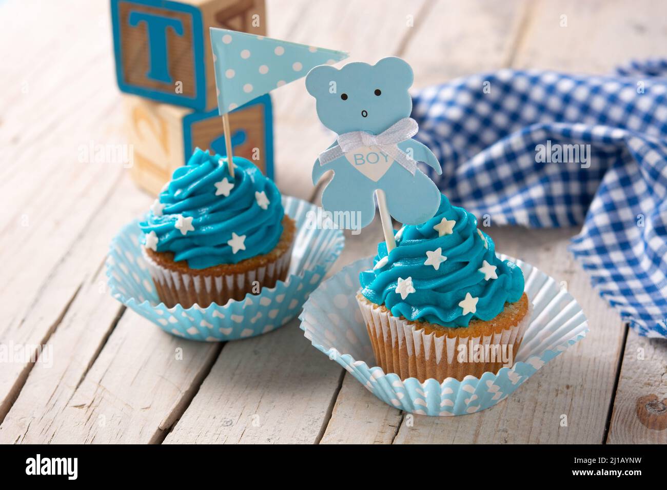 Cupcake blu per doccia bambino su tavolo di legno Foto stock - Alamy