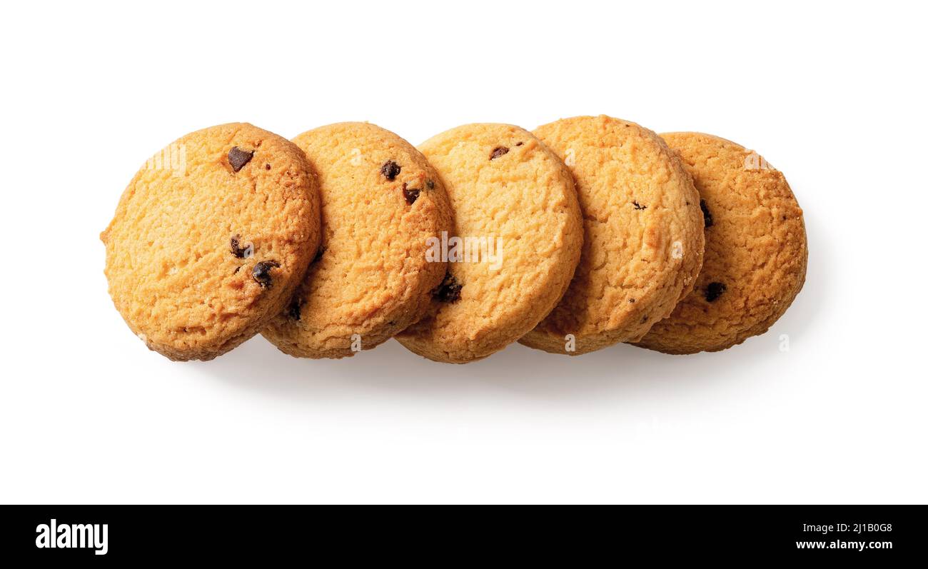 Cioccolato fondente сhip сookies in un taglio di fila. Cinque biscotti danesi al burro isolati su sfondo bianco. Gustosa pasticceria danese a colazione. Foto Stock