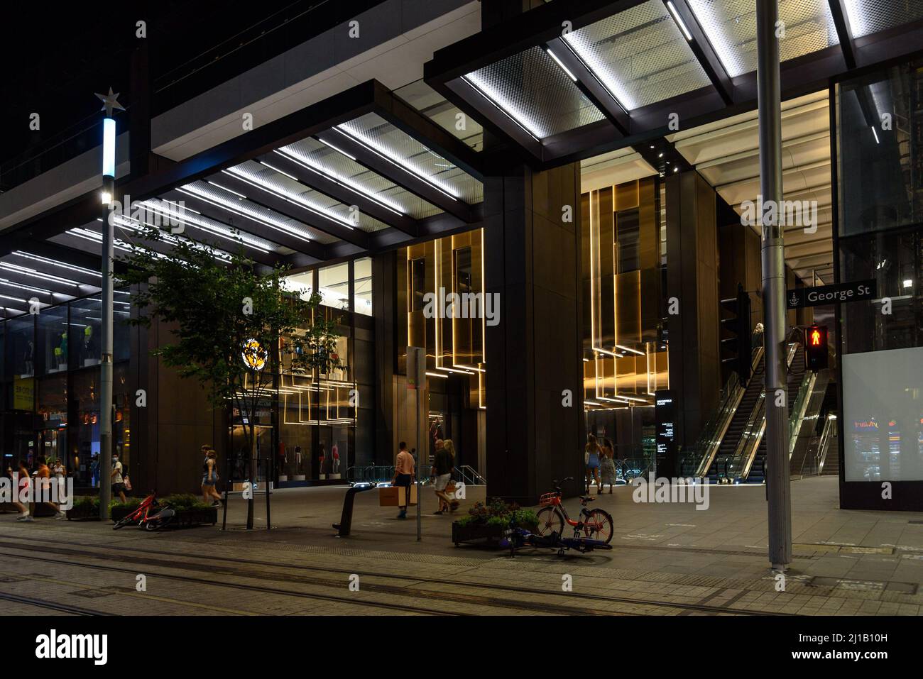 L'entrata di George Street alla stazione dei treni Wynyard nel CBD di Sydney di notte Foto Stock