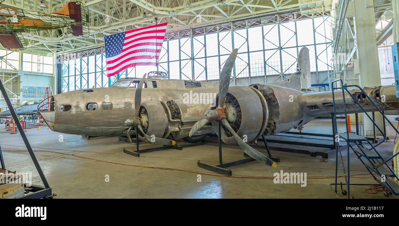 Honolulu, Oahu, Hawaii, Stati Uniti - Agosto 2016: Boeing B-17E Flying Fortress Multimotore Bomber del 1941 a Hangar 79 del Pearl Harbor Museum Foto Stock