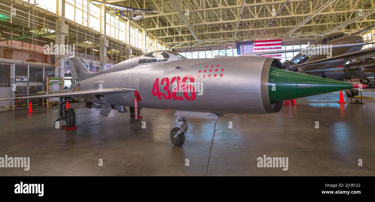 Honolulu, Oahu, Hawaii, Stati Uniti d'America - Agosto 2016: Velivolo sovietico con motore a reazione MIG-21S Mikoyan-Gurevich. In Hangar 79 del Porto di Perla Foto Stock