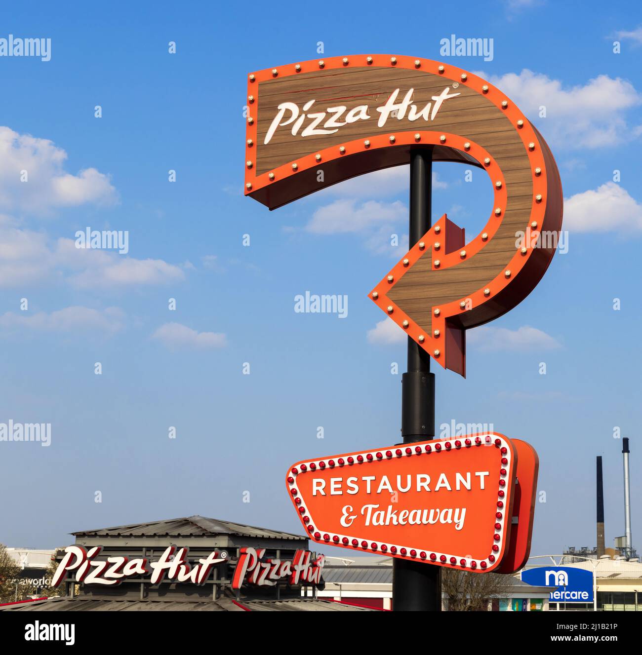 Insegna Pizza Hut al Queensgate Center, Harlow. Regno Unito. Di proprietà della Crown Estate. Foto Stock