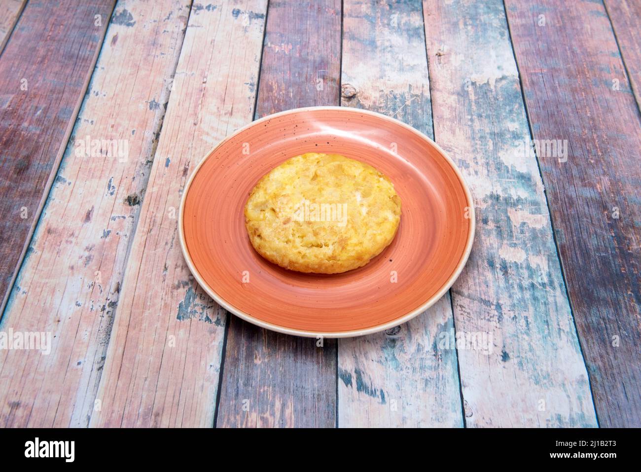Frittata di patate uno dei piatti più conosciuti ed emblematici della cucina spagnola, essendo un prodotto molto popolare che si può trovare in quasi tutti i bar o re Foto Stock