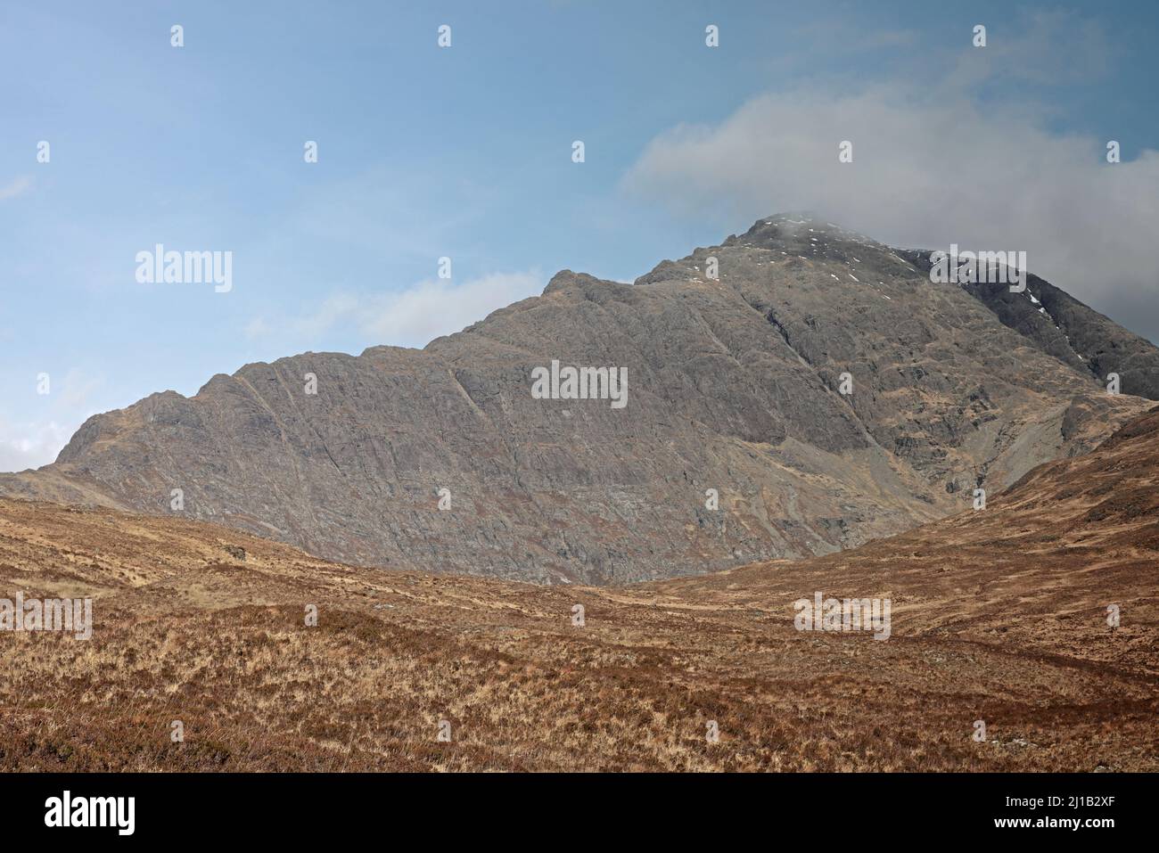 Vista della montagna di Blabheinn sulla strada per l'isola Camasunary di Skye Scozia Foto Stock