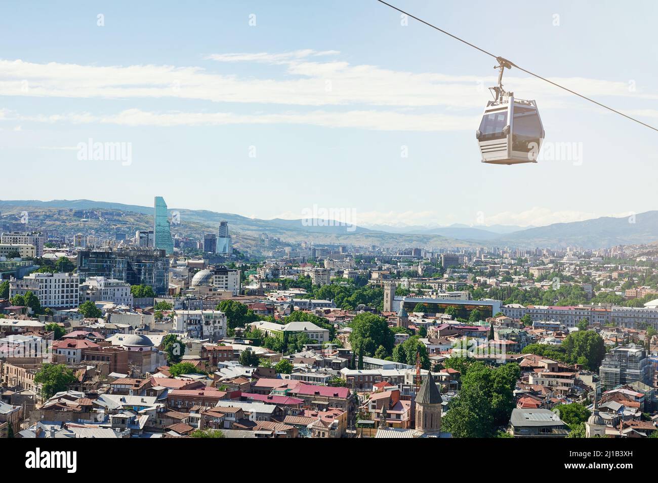 Panorama della città di Tbilisi con funivia sullo sfondo Foto Stock