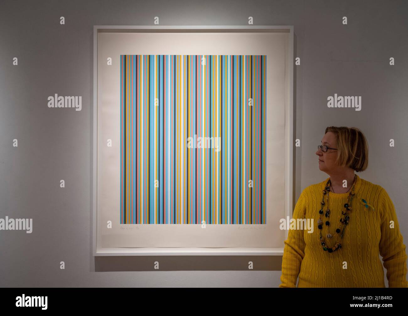 Connect Art Fair, The Mall Galleries, Londra, Regno Unito. 24 marzo 2022. Connect Art Fair è attiva dal 23-27 marzo 2022. Immagine: Bordo di luce dell'artista britannico Bridget Riley. Credit: Malcolm Park/Alamy Live News. Foto Stock