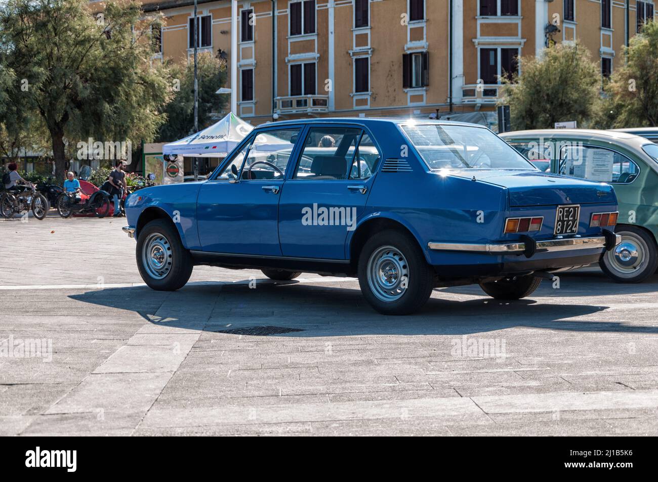 Un'Alfa Romeo Alfetta blu parcheggiata sotto la luce del sole a Pesaro Foto Stock
