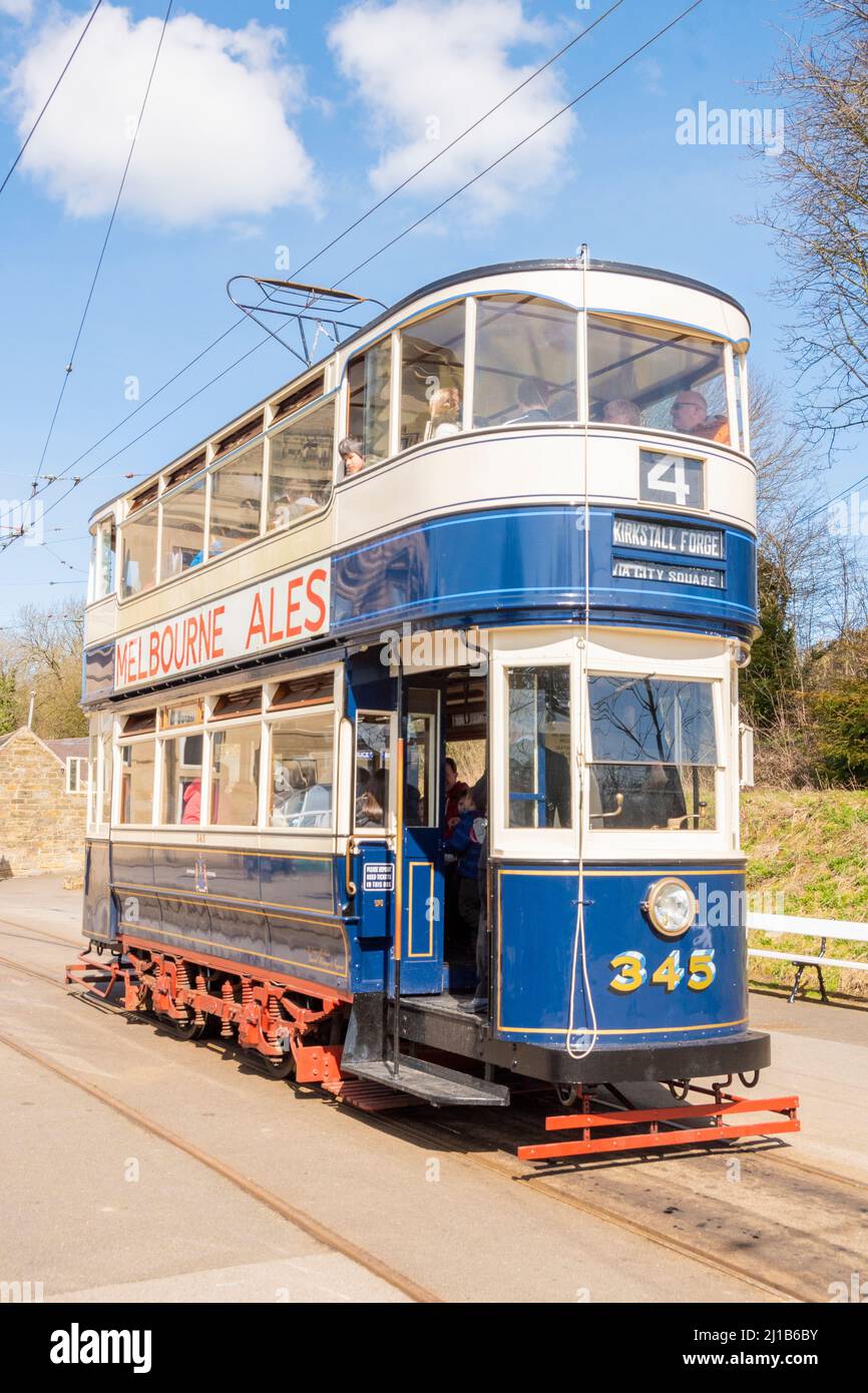 Derbyshire, Regno Unito – 5 Aprile 2018: Persone che cavalcano il tram a due piani No.4 Kirkstall Forge vintage blu & crema, Crich Tramway Village National Tram Mus Foto Stock Derbyshire, Regno Unito – 5 Aprile 2018: Persone che cavalcano il tram a due piani No.4 Kirkstall Forge vintage blu & crema, Crich Tramway Village National Tram Mus Foto Stock