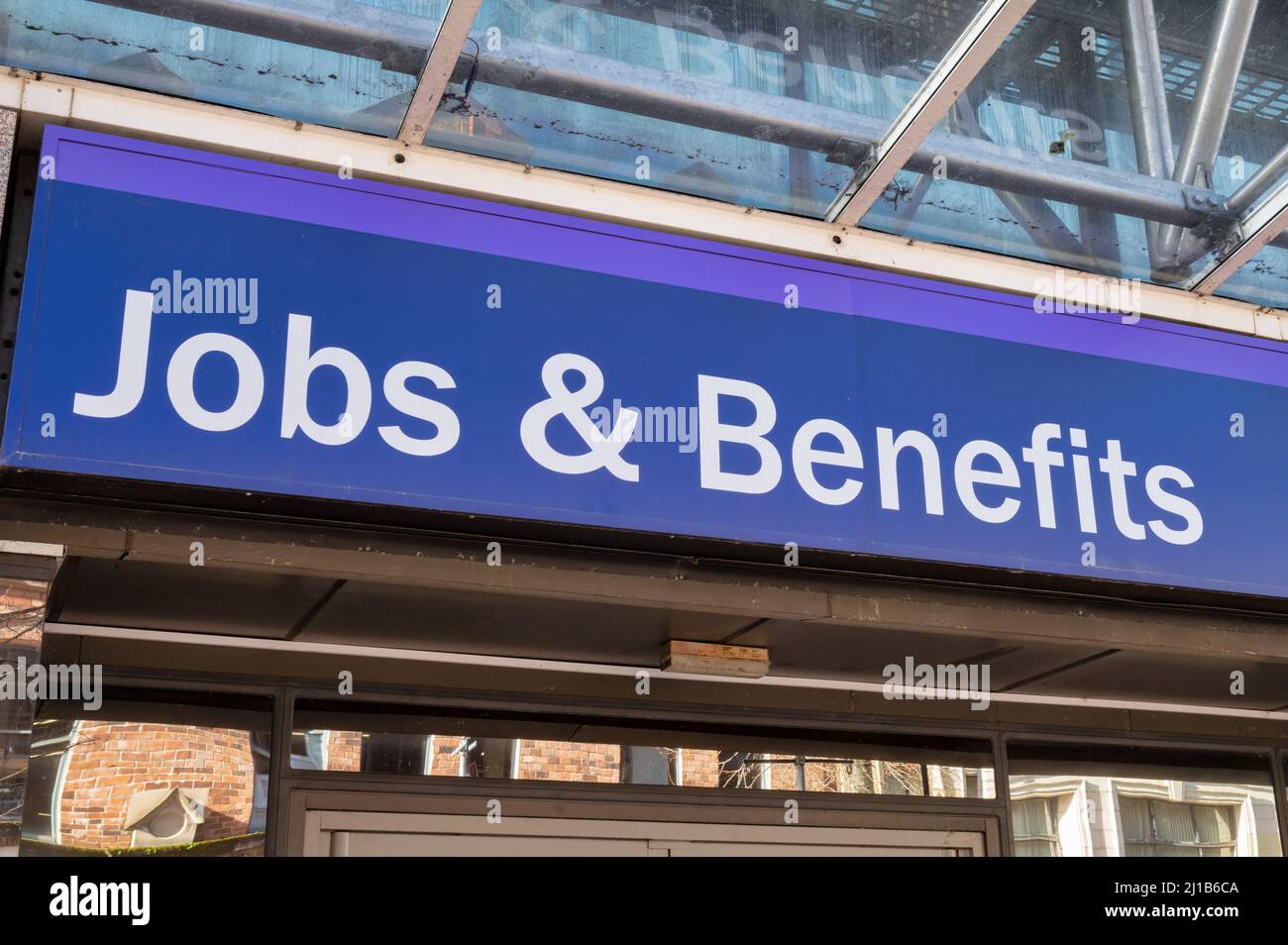 Belfast, UK- Feb 21, 2022:il segno per l'ufficio Jobs & Benefits a Belfast Irlanda del Nord. Foto Stock