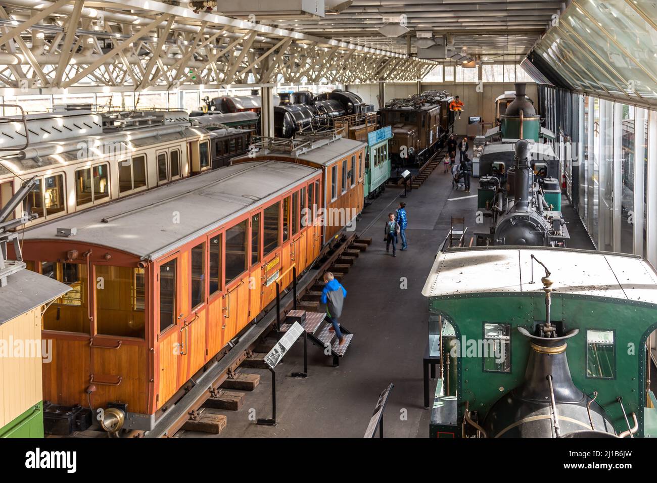 FOTO GENERALE DELLA COLLEZIONE DI CARROZZE FERROVIARIE PRESSO IL MUSEO SVIZZERO DEI TRASPORTI, PADIGLIONE DEDICATO ALLA STORIA DEL TRENO, VERKEHRSHAUS DES SCHWEIZ, LUCERNA, CANTONE DI LUCERNA, SVIZZERA Foto Stock