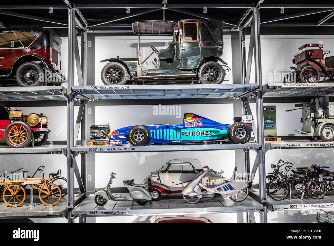 FORMULE 1 C16 UTILIZZATO DALLA SQUADRA SAUBER PETRONAS E COLLEZIONE DI AUTO ANTICHE PRESSO IL MUSEO SVIZZERO DEI TRASPORTI, PADIGLIONE DEDICATO ALLA STORIA DEL TRENO, VERKEHRSHAUS DES SCHWEIZ, LUCERNA, CANTONE DI LUCERNA, SVIZZERA Foto Stock