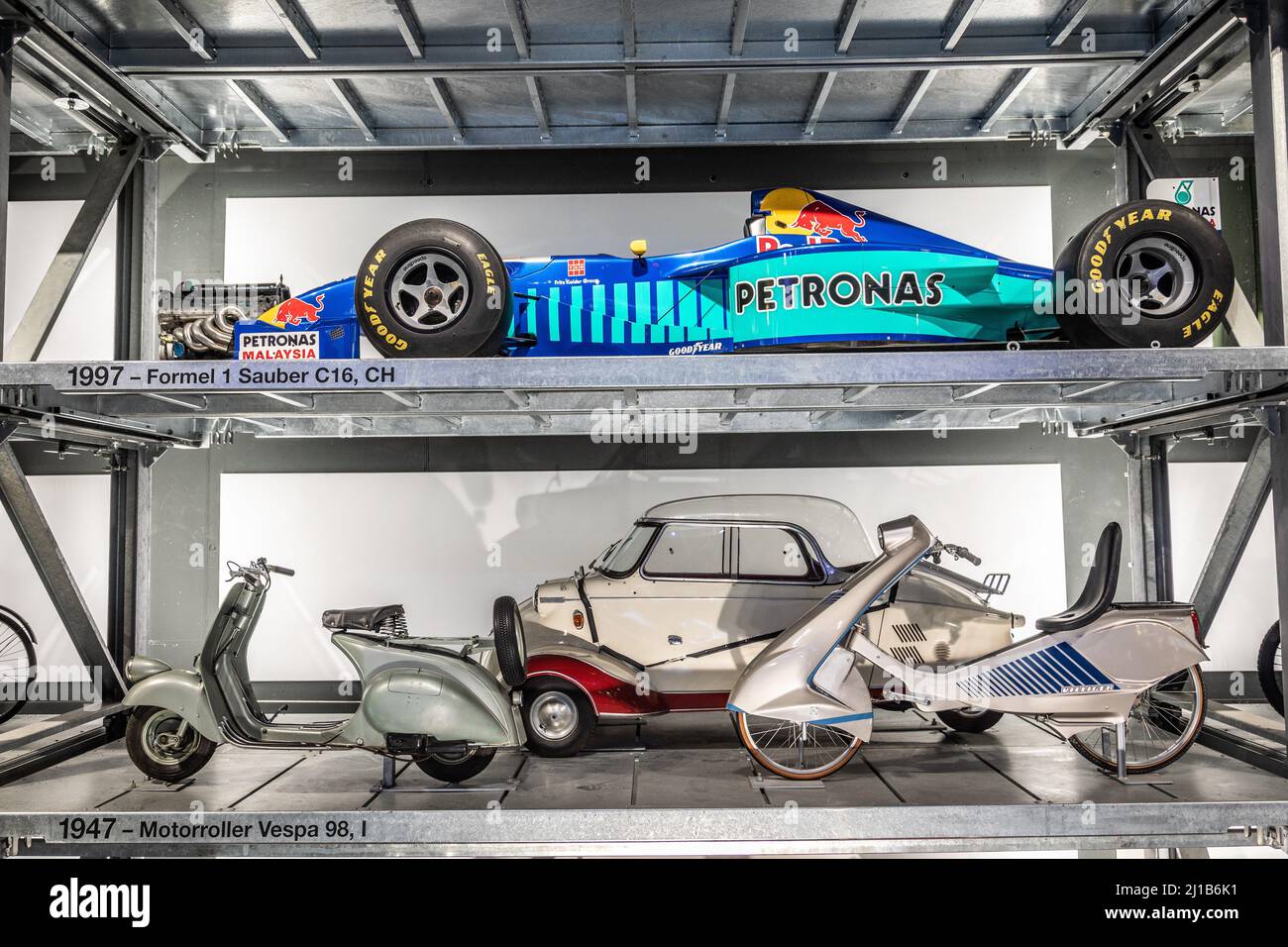 FORMULE 1 C16 UTILIZZATO DALLA SQUADRA SAUBER PETRONAS E COLLEZIONE DI AUTO ANTICHE PRESSO IL MUSEO SVIZZERO DEI TRASPORTI, PADIGLIONE DEDICATO ALLA STORIA DEL TRENO, VERKEHRSHAUS DES SCHWEIZ, LUCERNA, CANTONE DI LUCERNA, SVIZZERA Foto Stock