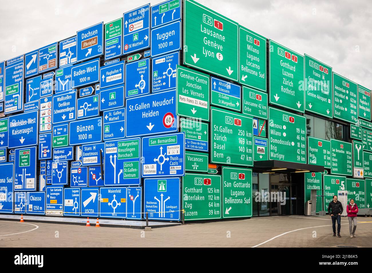 SEGNALETICA STRADALE CHE COPRE LA FACCIATA DEL PADIGLIONE DEDICATO ALL'AUTOMOBILE PRESSO IL MUSEO SVIZZERO DEI TRASPORTI, SEGNALI STRADALI, AUTOSTRADE, AUTOSTRADE NAZIONALI, VERKEHRSHAUS DES SCHWEIZ, LUCERNA, CANTONE DI LUCERNA, SVIZZERA Foto Stock