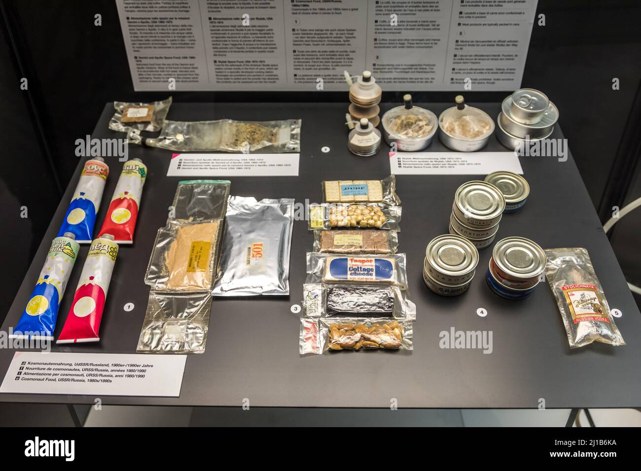 ASSORTIMENTO DI ALIMENTI A DISPOSIZIONE DEGLI ASTRONAUTI A BORDO DELLA STAZIONE SPAZIALE INTERNAZIONALE, MUSEO SVIZZERO DEI TRASPORTI, SPAZIO ESTERNO, CONQUISTA SPAZIALE, VERKEHRSHAUS DES SCHWEIZ, LUCERNA, CANTONE DI LUCERNA, SVIZZERA Foto Stock