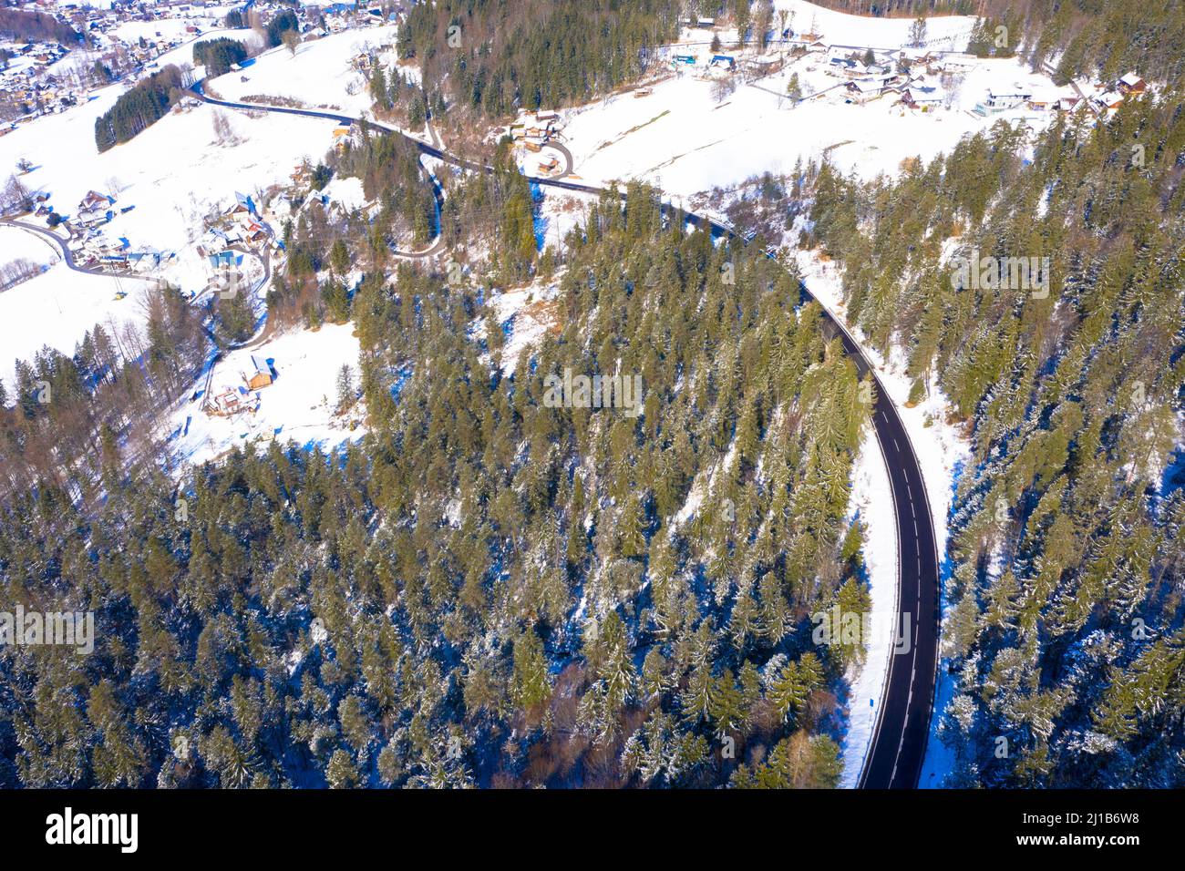 Foto con droni di un passo di montagna chiamato Passo Poetschen vicino al villaggio austriaco Bad Goisern il monte Dachstein sullo sfondo. Moun invernale Foto Stock