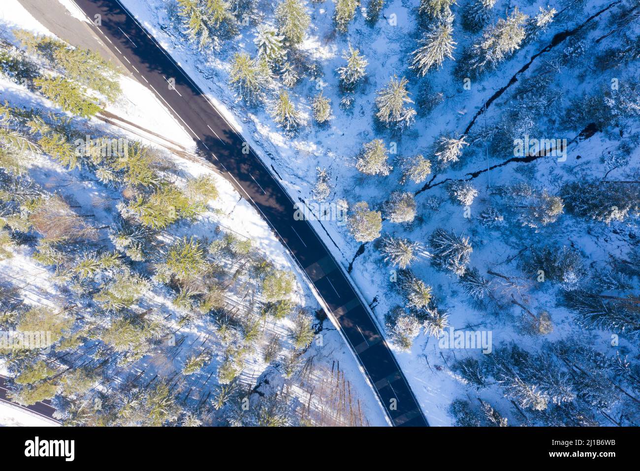 Foto con droni di un passo di montagna chiamato Passo Poetschen vicino al villaggio austriaco Bad Goisern il monte Dachstein sullo sfondo. Moun invernale Foto Stock