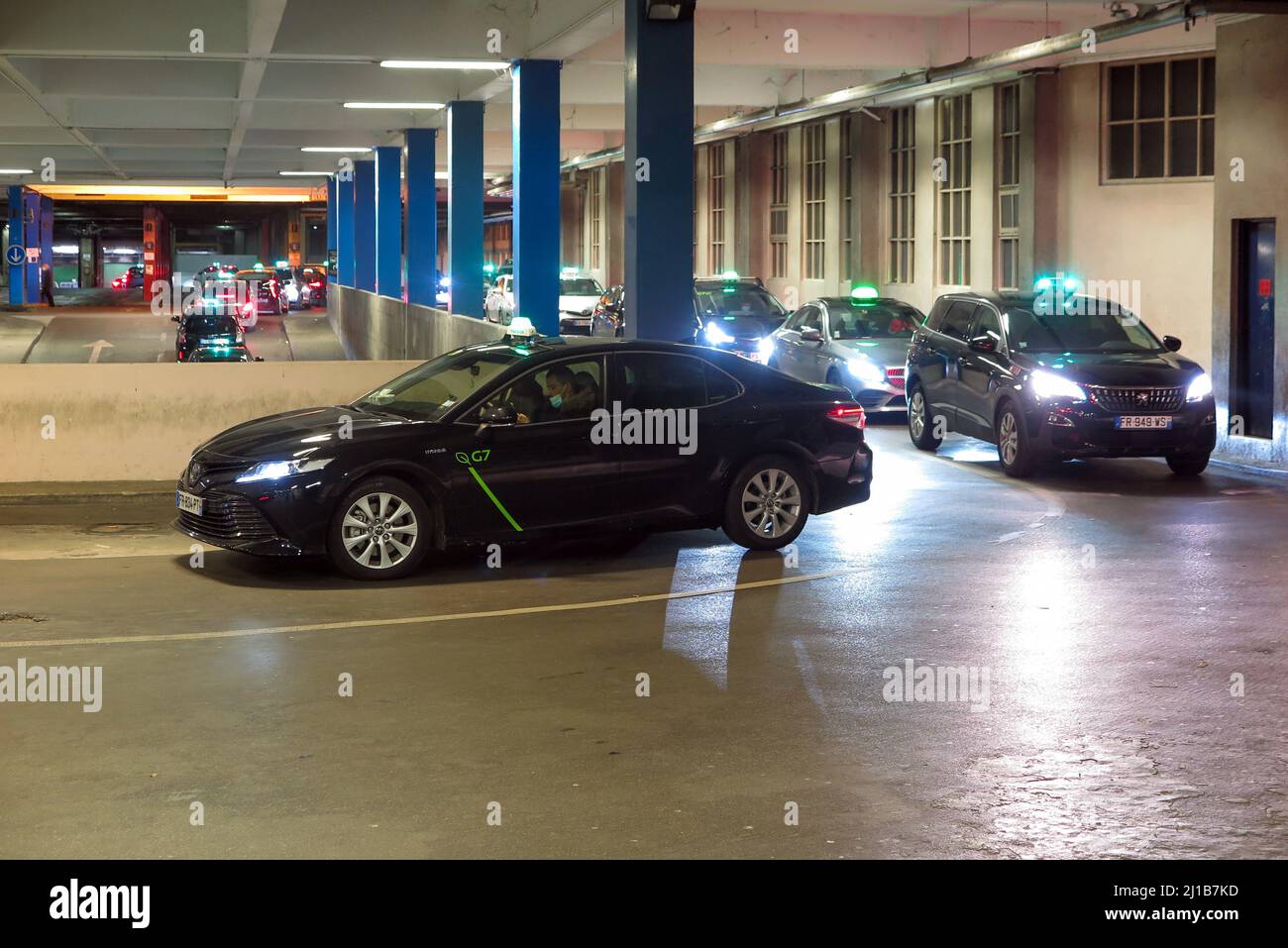 STAZIONE DEI TAXI SOTTO LA STAZIONE FERROVIARIA DI MONTPARNASSE, PARIGI 15TH CIRCONDARIO, FRANCIA Foto Stock