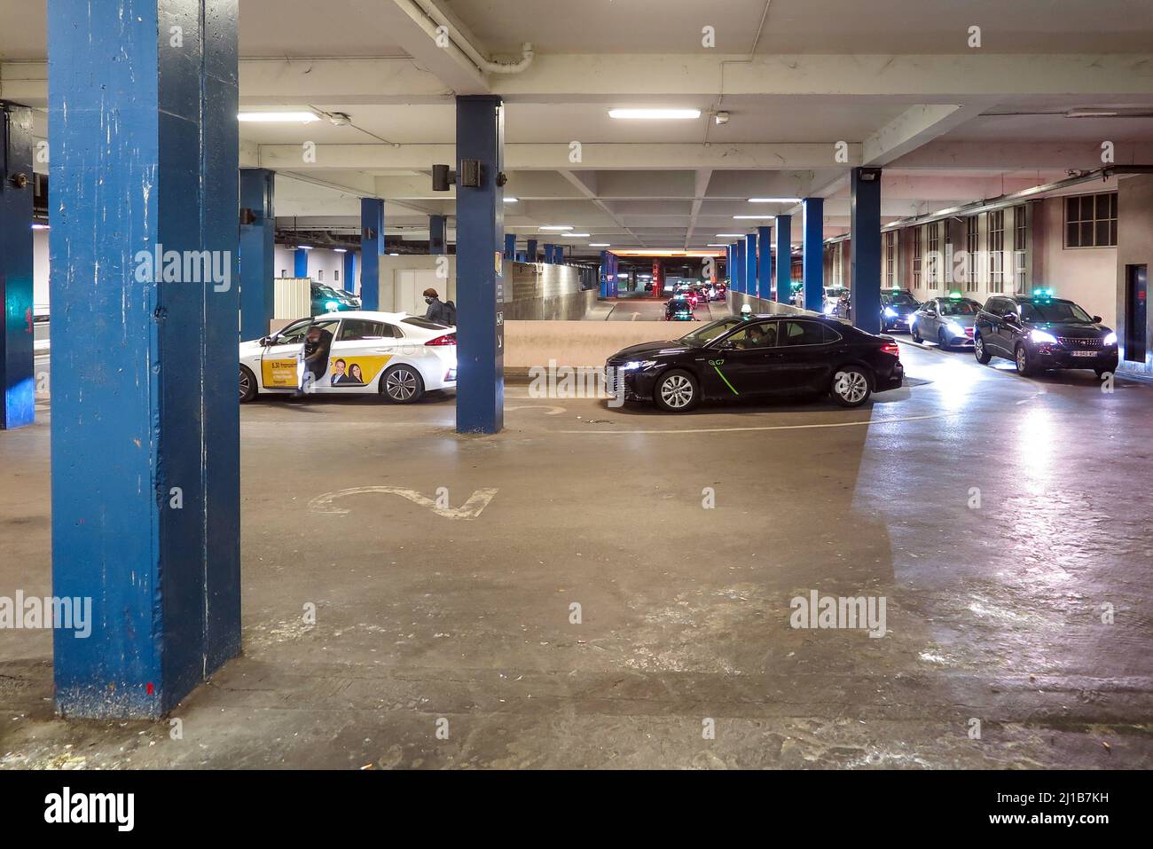STAZIONE DEI TAXI SOTTO LA STAZIONE FERROVIARIA DI MONTPARNASSE, PARIGI 15TH CIRCONDARIO, FRANCIA Foto Stock