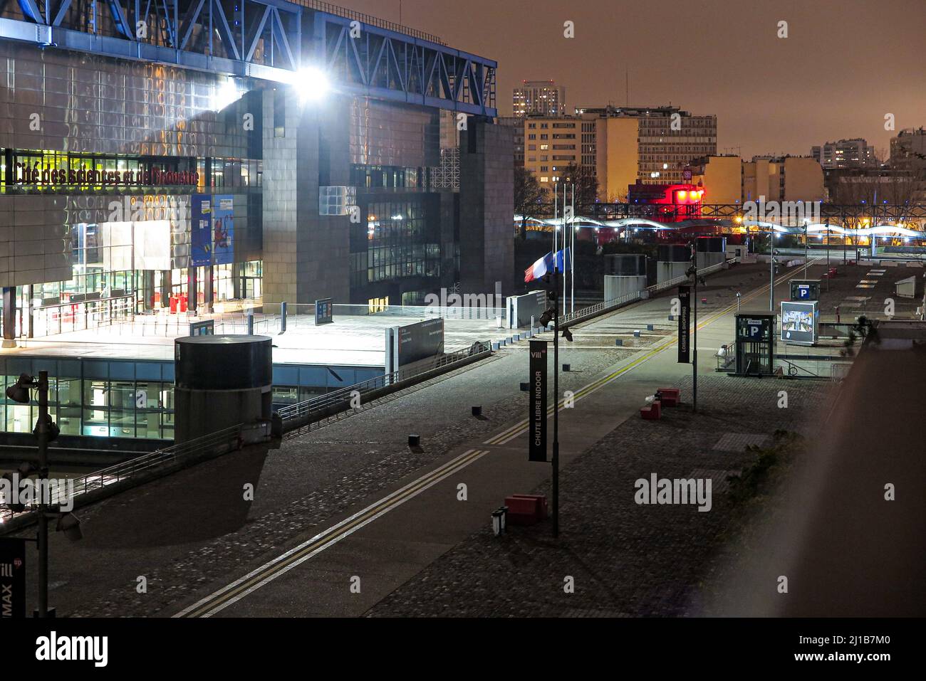 FACCIATA E PIAZZA DI FRONTE ALLA CITTÀ DELLA SCIENZA E DELL'INDUSTRIA DI NOTTE, PORTE DE LA VILLETTE, PARIGI, FRANCIA Foto Stock