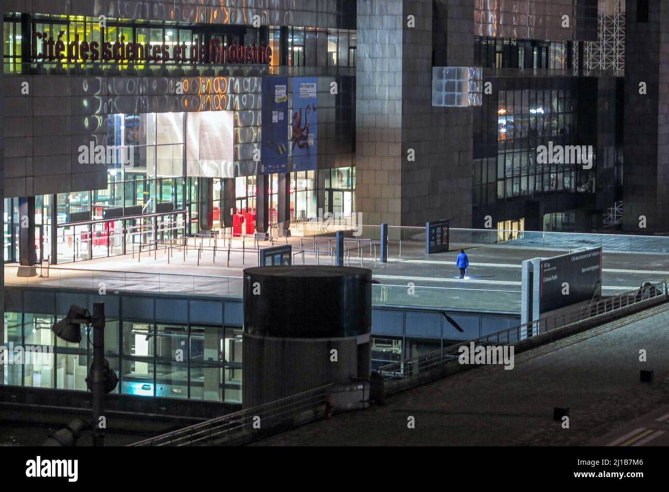 FACCIATA E PIAZZA DI FRONTE ALLA CITTÀ DELLA SCIENZA E DELL'INDUSTRIA DI NOTTE, PORTE DE LA VILLETTE, PARIGI, FRANCIA Foto Stock