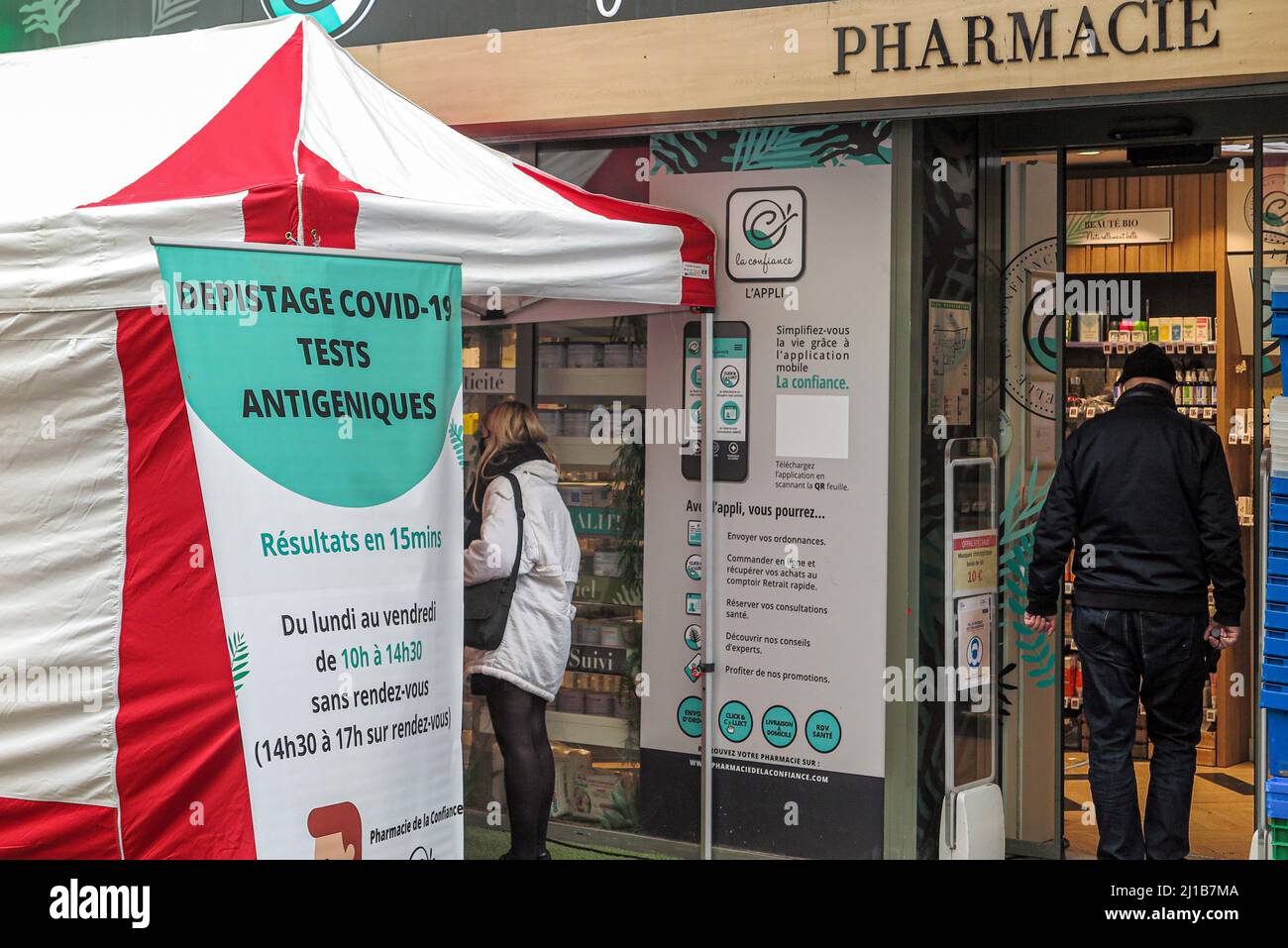COVID 19 CENTRO DI TEST DI FRONTE A UNA FARMACIA, PARIGI 9TH CIRCONDARIO, FRANCIA Foto Stock