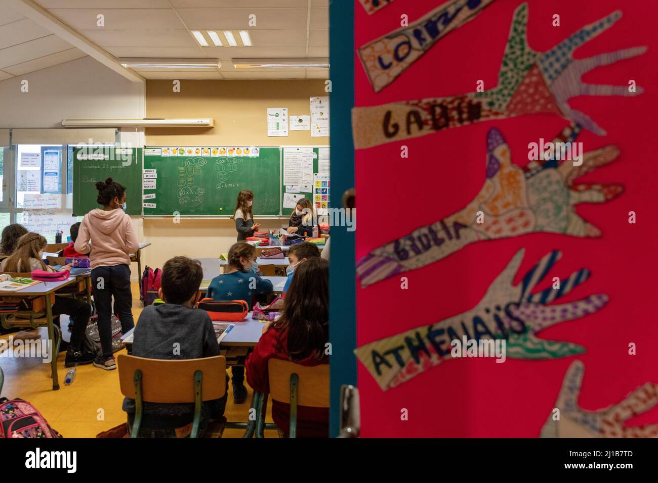 ALUNNI E INSEGNANTE ALLA SCUOLA ELEMENTARE, CHARENTE-MARITIME, FRANCIA Foto Stock