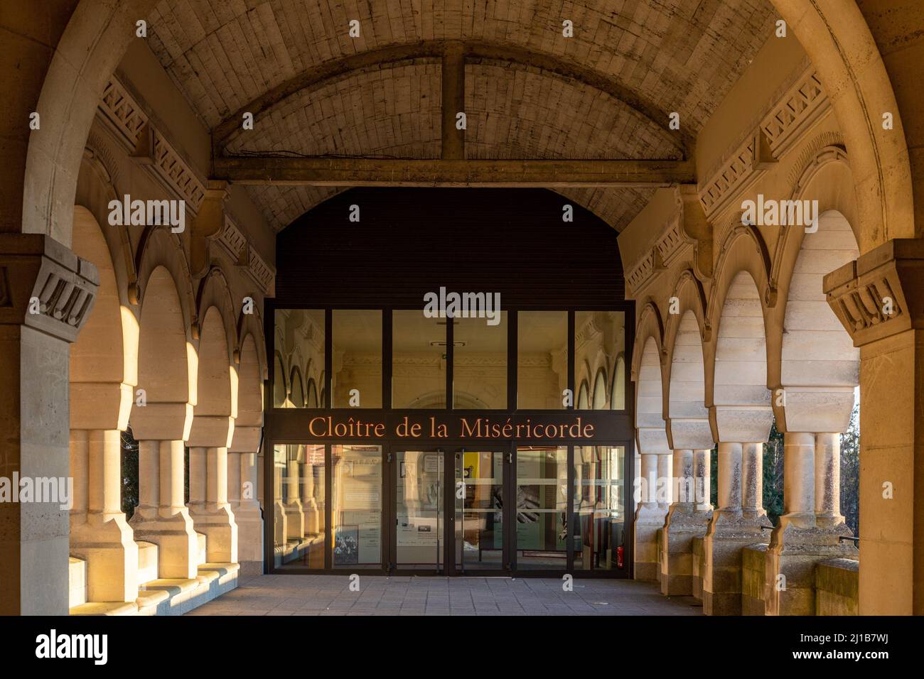 CHIOSTRO MISERICORDE, BASILICA DI SAINTE-THERESE DI LISIEUX, LUOGO DI PELLEGRINAGGIO, LISIEUX, CALVADOS, FRANCIA Foto Stock