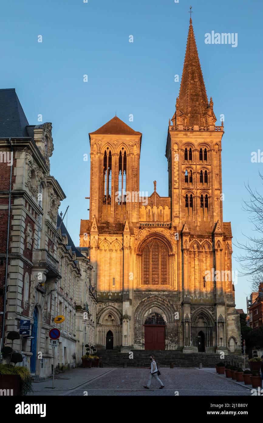 FACCIATA DELLA CATTEDRALE DI SAINT-PIERRE, IN STILE OGIVALE NORMANNO (GOTICO), OROLOGI SAINTE-THERESE DURANTE LA MESSA DOMENICA, LISIEUX, PAYS D'AUGE, CALVADOS, NORMA Foto Stock