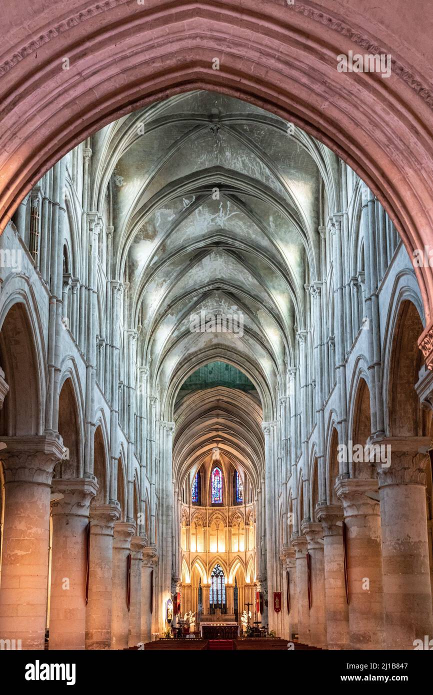 NAVATA PRINCIPALE E CORO, INTERNO DELLA CATTEDRALE DI SAINT-PIERRE, IN STILE OGIVALE NORMANNO (GOTICO), OROLOGI SAINTE-THERESE DURANTE LA MESSA DOMENICA, LISIEUX, PAYS D'AUGE, CALVADOS, NORMANDIA, FRANCIA Foto Stock