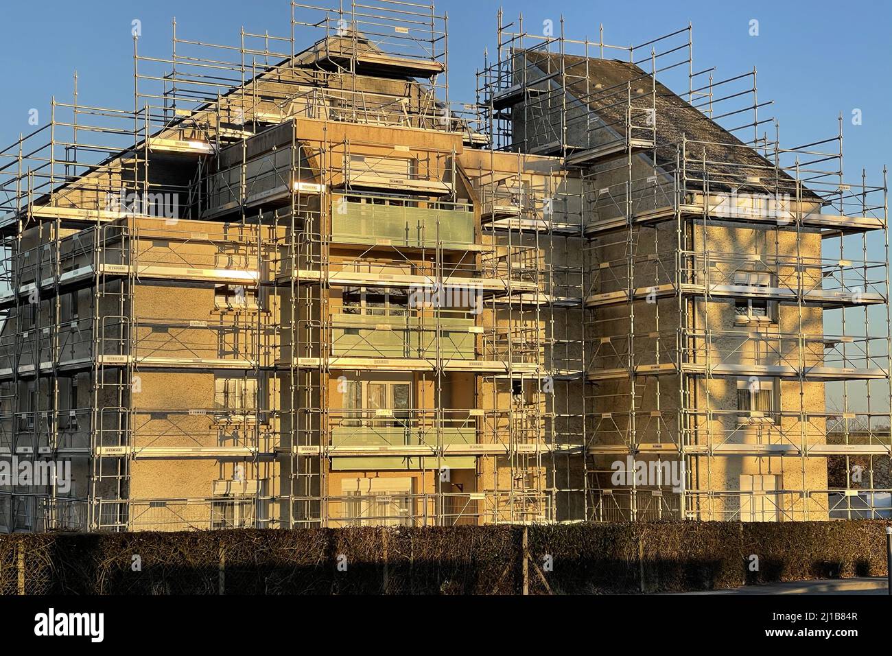 PONTEGGI PER RESTAURI ESTERNI E LAVORI DI RISTRUTTURAZIONE SU UN EDIFICIO DI APPARTAMENTO SOVVENZIONATO, RUGLES, EURE, FRANCIA Foto Stock