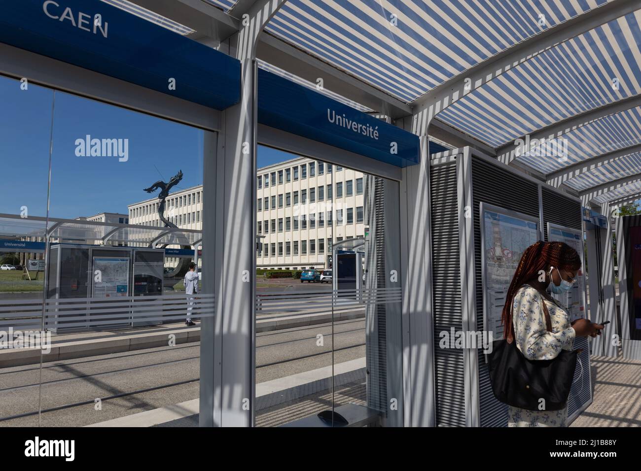 STAZIONE DEL TRAM DI FRONTE ALL'UNIVERSITÀ DI CAEN, CALVADOS, NORMANDIA, FRANCIA Foto Stock