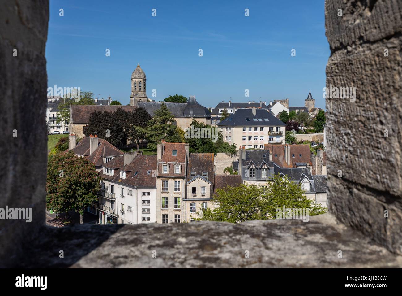 VISTA DEL QUARTIERE VAUGUEUX DALLA PASSEGGIATA PARAPETTO SUI BASTIONI DEL CASTELLO, CAEN, CALVADOS, NORMANDIA, FRANCIA Foto Stock