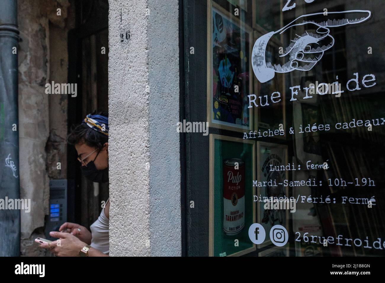 GIOVANE DONNA AL TELEFONO, AMBIENTE SULLA RUE FROIDE, CAEN, CALVADOS, NORMANDIA, FRANCIA Foto Stock